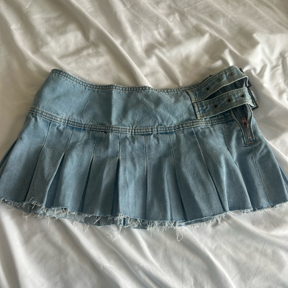 Mini Jean skirt with a side buckle